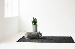 New Rug Solid - Tæppe m. læder, sort - 65x135 cm