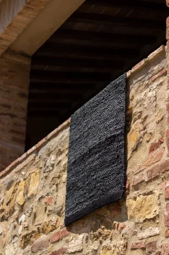 New Rug Solid - Tæppe m. læder, sort - 65x135 cm