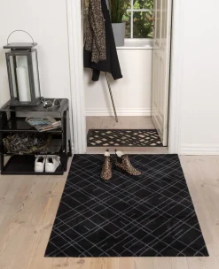 Clearance Tica Copenhagen - Smudsmåtte - Lines - Sort/grå - 90x130 cm