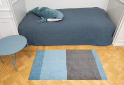 Discount Tica Copenhagen - Smudsmåtte - Stripes Horizon - Blå/Steelgrey - 90x130 cm