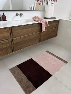 Discount Tica Copenhagen - Smudsmåtte - Stripes Horizon - Bordeaux/Rose/Sand - 67x120 cm