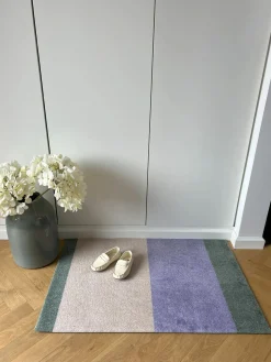 Discount Tica Copenhagen - Smudsmåtte - Stripes Horizon - Lilla/Ivory/Grøn - 40x60 cm